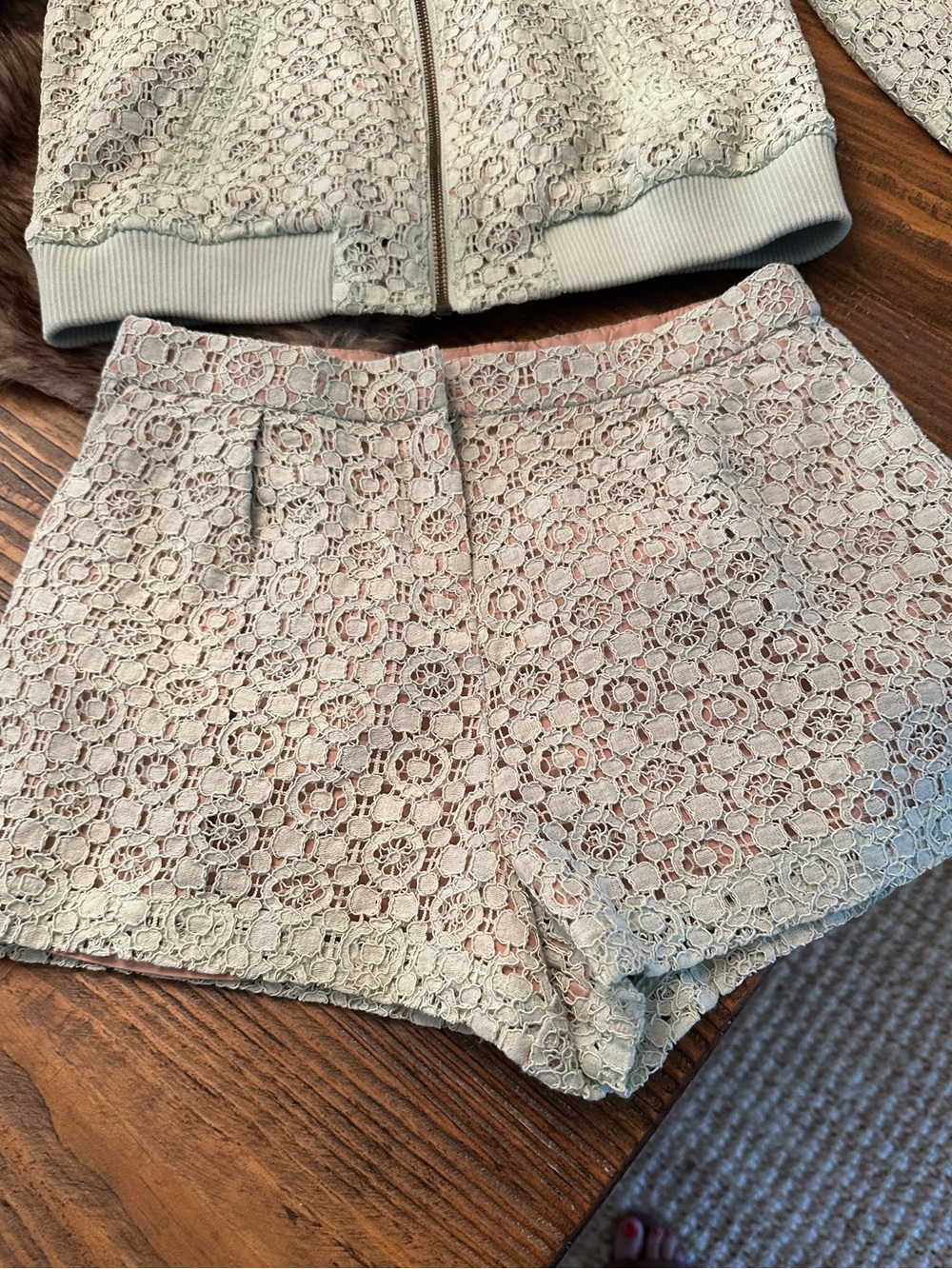 Victoria Beckham Lace lined Shorts Size L
- Light Mint
